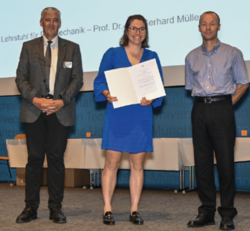 Prize winner Judith Hess (middle), Prof. Dr. Eng. Kurosch Thuro (left, TUM) and Dr. Eng. Felix Weber (Foundation).