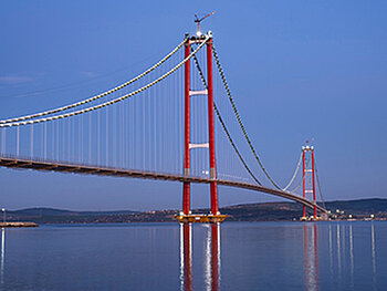 Ein Katamaran für die längste Hängebrücke der Welt